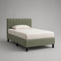 Letto singolo 100 x 200 cm imbottito in tessuto colore verde con testiera a pannelli verticali struttura in legno ingegnerizzato e gambe in metallo nero