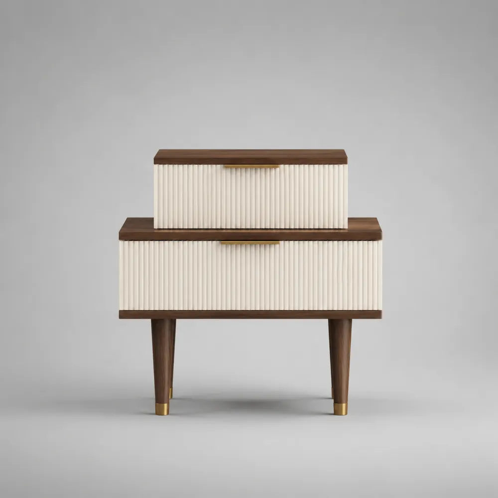 Set comodini 2 pezzi in MDF effetto legno marrone e crema con frontali rigati e gambe in legno con terminali oro